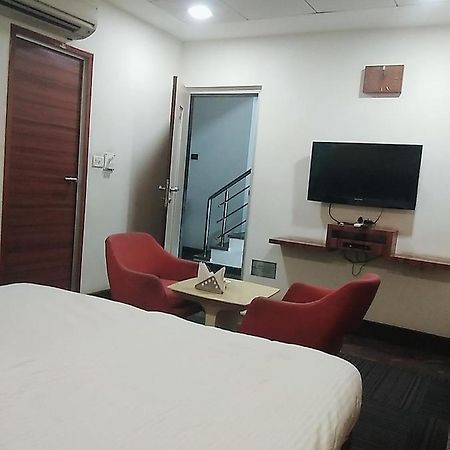 Hotel Manoranjan Inn Λάκναου Εξωτερικό φωτογραφία
